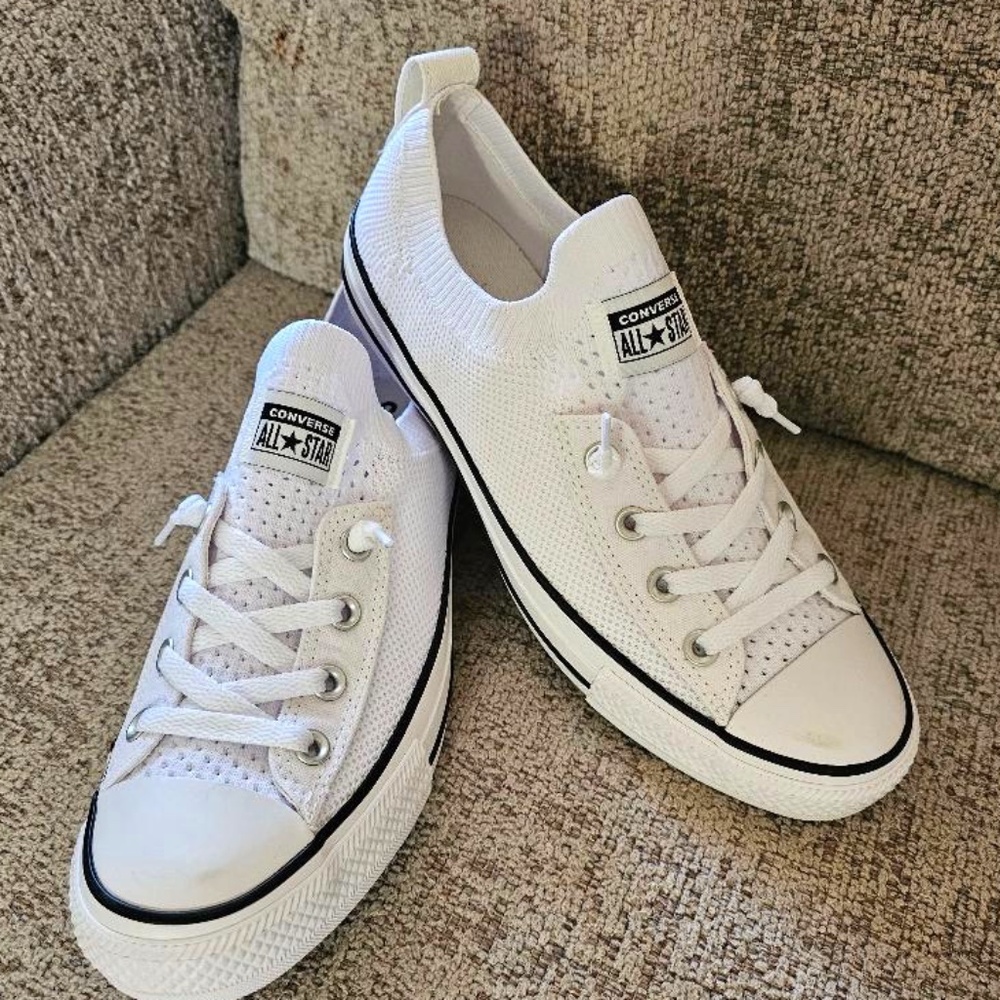 WOMENS NWOT CONVERSE SNEAKERS